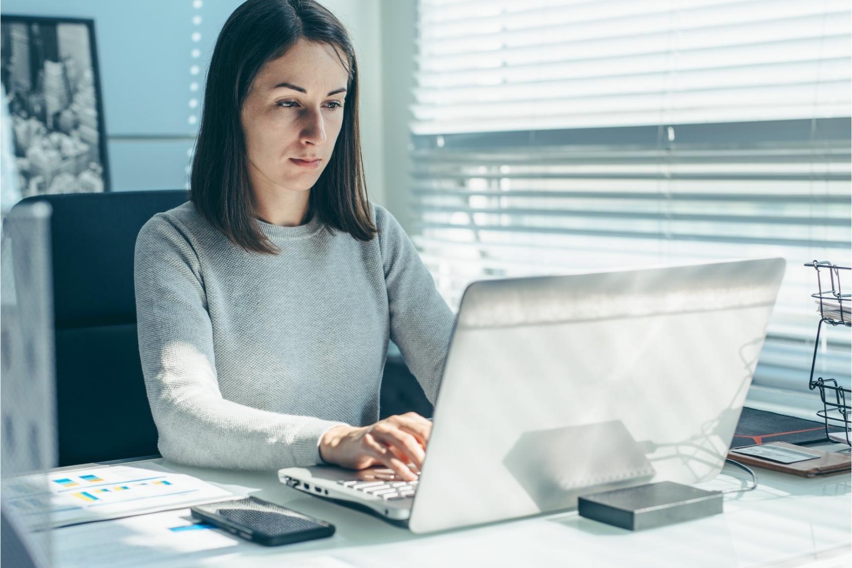 Estudiantes participando en sesión de análisis financiero