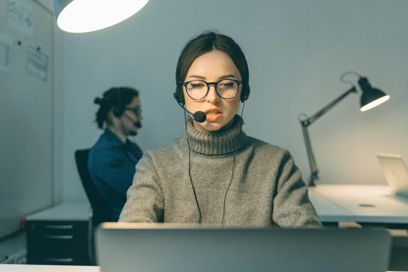Estudiante revisando análisis financiero en pantalla con gráficos de ratios de liquidez y solvencia